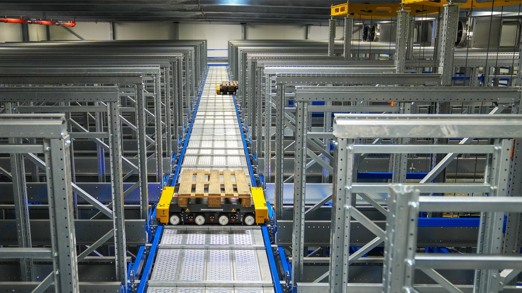 Automated storage equipment in a warehouse